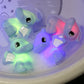 🎁👶 Varázslatos és Biztonságos Fürdési Élmény! Vízre aktiválódó Világító Játék – BPA Mentes és Szórakoztató! 🛁✨