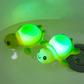 🎁👶 Varázslatos és Biztonságos Fürdési Élmény! Vízre aktiválódó Világító Játék – BPA Mentes és Szórakoztató! 🛁✨