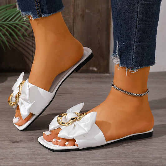 👣🎀 Divatos, masnis és láncos díszítésű lapos szandál nőknek – Nyári elengedhetetlen viselet (EU36-43) 👗
